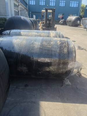 衝突回避と強化された衝撃保護を提供するために設計されたポリウレタン泡とゴム泡で満たされたフェンダー