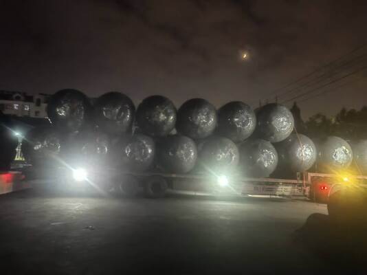 優れた弾性と海洋環境ストレスへの耐性を特徴とする、海洋フェンダーPUポリウレタンフォームラバー