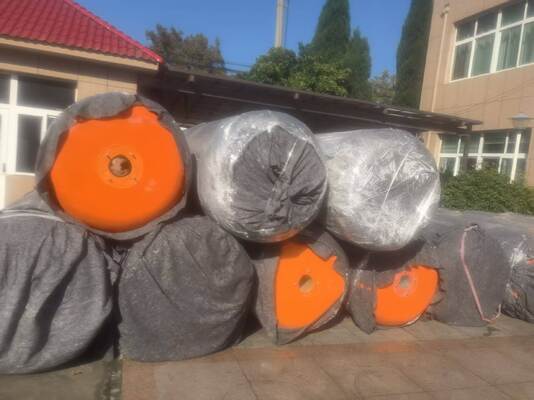 優れた弾性と海洋環境ストレスへの耐性を特徴とする、海洋フェンダーPUポリウレタンフォームラバー