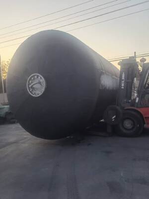 優れた弾性と海洋環境ストレスへの耐性を特徴とする、海洋フェンダーPUポリウレタンフォームラバー