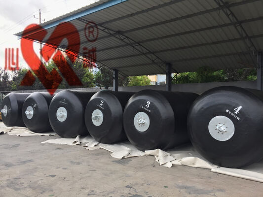 24ヶ月 期間 泡で満たされたフェンダー D3.0m X L5.0m 屈曲率 60% 耐久性のある海上ドック保護ソリューション