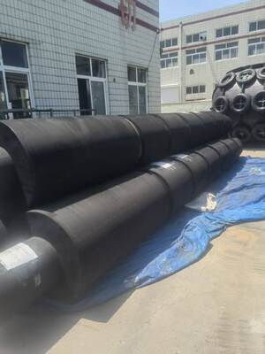 Workboat Tug Boat Fenders Built With Mould And Extrution Techniques Compliant With International Standards Ensuring And Longevity